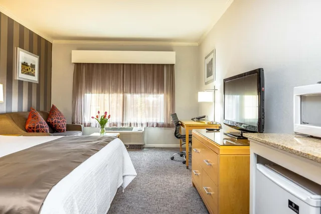 غرفة داخلية بسرير كينج، Best Western Plus Dixon Davis 2/8