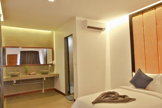 غرفة ديلوكس عائلية بسرير كينج وسرير فردي بإطلالة على المسبح بشرفة، Central Corner D Angkor 6/10