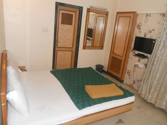 غرفة ديلوكس بسرير كينج بإطلالة على المدينة، Hotel Pooja International 1/2