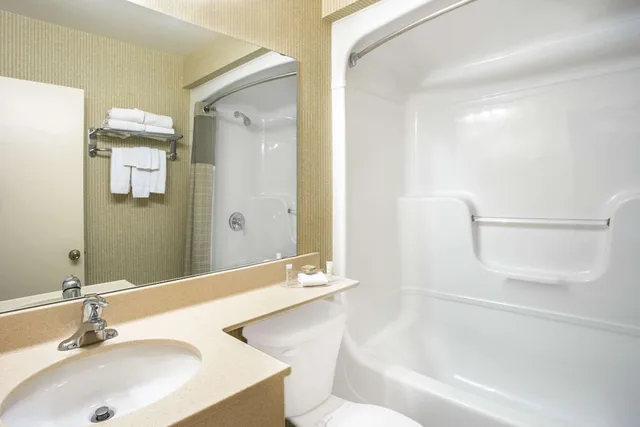 Efficiency, 2 Double Beds، Super 8 By Wyndham Kingston 8/10