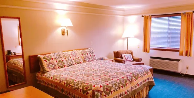 غرفة قياسية بسرير كينج لذوي الإعاقة، Covered Wagon Motel (ex Rodeway Inn Lusk) 1/5