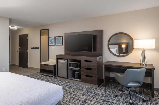 استوديو بسرير كينج مع أريكة بحوض جاكوزي لذوي الإعاقة، Hampton Inn Suites Manteca 1/3