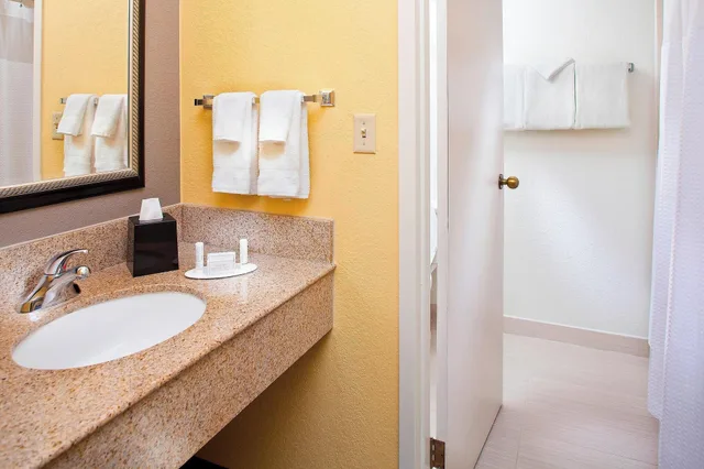 غرفة بسرير مزدوج لذوي الإعاقة، Courtyard By Marriott Miami Airport West Doral 2/3