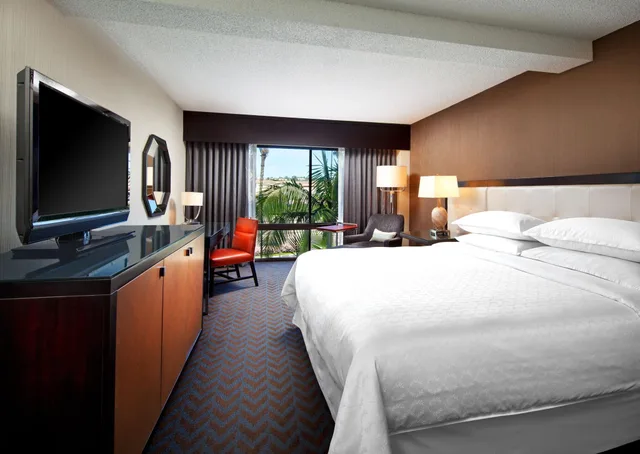غرفة ديلوكس بسرير كينج، Sheraton Mission Valley San Diego 2/6