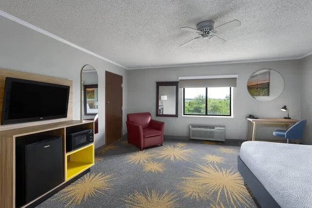 جناح بسرير كينج للمدخنين، Days Inn & Suites By Wyndham Kansas City South 2/4