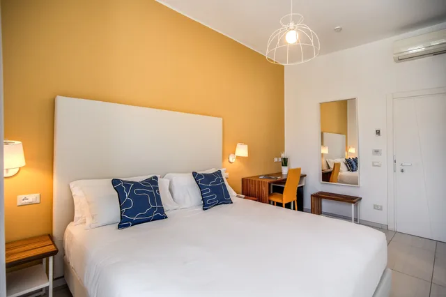 غرفة بسرير كينج بإطلالة على المسبح، Hotel Florida Sorrento 1/6