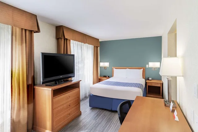 Efficiency, Suite, Queen Bed، Econo Lodge Inn & Suites Calgary - University 3/4