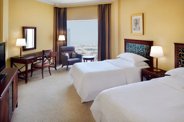 غرفة كلوب بسريرين منفصلين للمدخنين، فندق وأبراج شيراتون الدمام(Sheraton Dammam Hotel & Convention Centre) 2/4