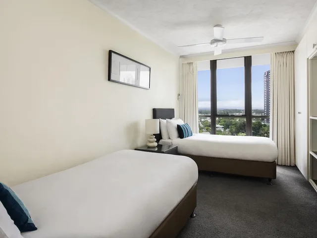 غرفة بسرير كوين وسريرين منفصلين بغرفتي نوم، Breakfree Beachpoint Surfers Paradise 1/2