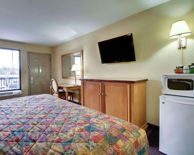 1 King Bed - Non-Smoking, Micfridge، Motel6 Laurel, MS 4/4
