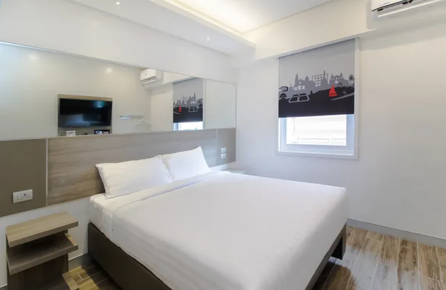 Standard, Double Bed, Red Planet Manila Binondo 1/2