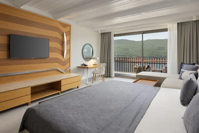 غرفة سوبيريور بإطلالة على البحر بشرفة، Titanic Luxury Collection Bodrum 2/2