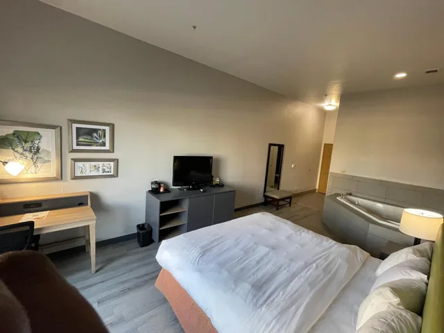 جناح بسرير كينج بحوض جاكوزي، Country Inn Suites By Radisson College Station Tx 3/10