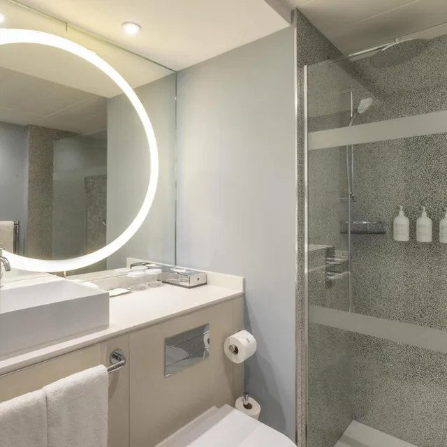 غرفة بسرير كينج وسرير كوين، The Morrison Dublin, Curio Collection by Hilton 2/2