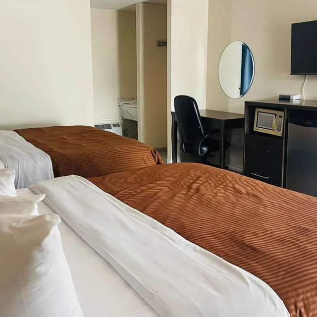 غرفة بسرير كينج وسريرين كينج، The Universal Inn And Suites 5/6