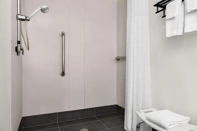 غرفة بسرير كينج لذوي الإعاقة، La Quinta Inn & Suites by Wyndham Cleveland Airport West 4/5