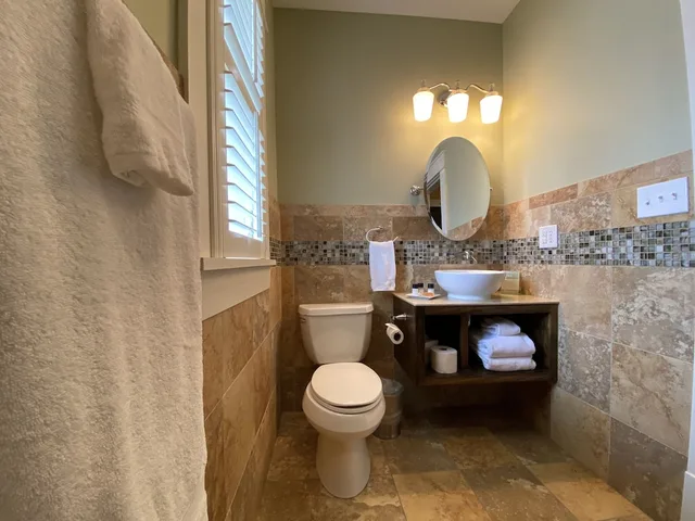 غرفة بسرير كوين بشرفة، Showers Inn 3/3