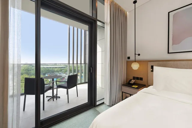 Deluxe Room Twin Boulevard View with Balcony، Vida Aljada 2/6