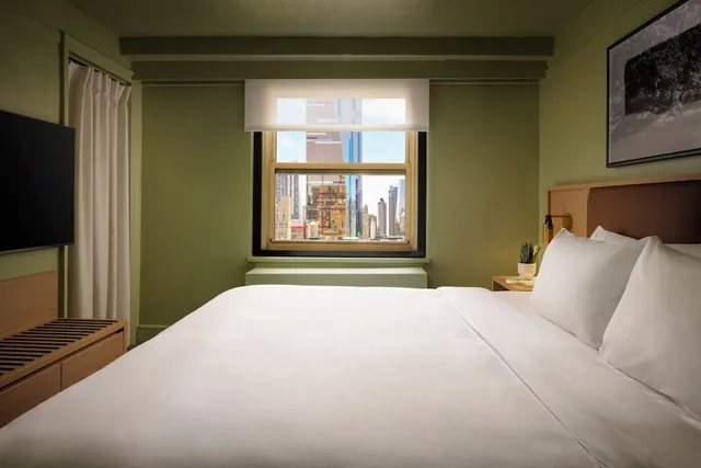 غرفة بريميوم بسرير كوين بإطلالة على المدينة لذوي الإعاقة، THE ROW NYC HOTEL 3/9