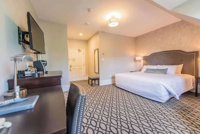 Standard, King Bed, Balcony, Idlewyld Inn & Spa, WorldHotels Crafted 3/5