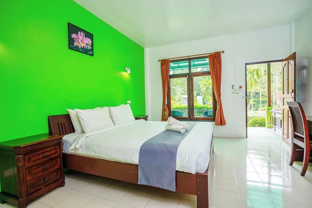 غرفة سوبيريور بسرير كينج بإطلالة على المسبح بشرفة بغرفة نوم واحدة، Ao Nang Baan Suan Resort 5/10