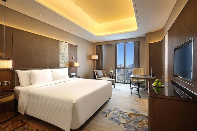 غرفة ديلوكس بسرير كينج بإطلالة على الجبل، Wanda Realm Taian 1/8