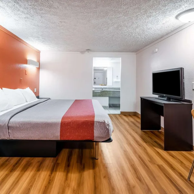 1 King Bed - Mobility Accessible Tub, Nsmk، Motel6 Mansfield, OH 4/10