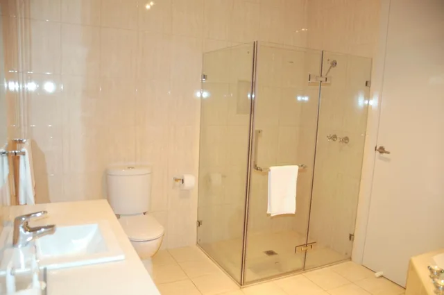 1 Bedroom, Suite, King Bed, Quality Hotel Point Cook 6/8