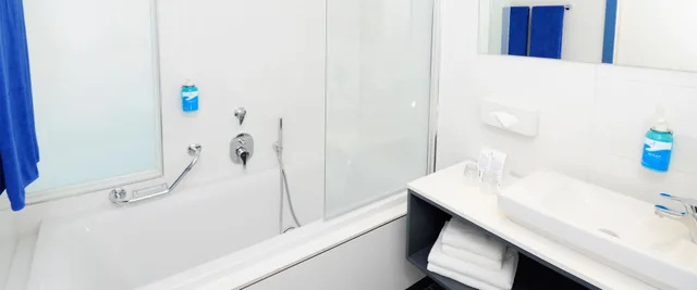 غرفة بسريرين منفصلين بإطلالة على المسبح، db Seabank Resort and Spa 8/8