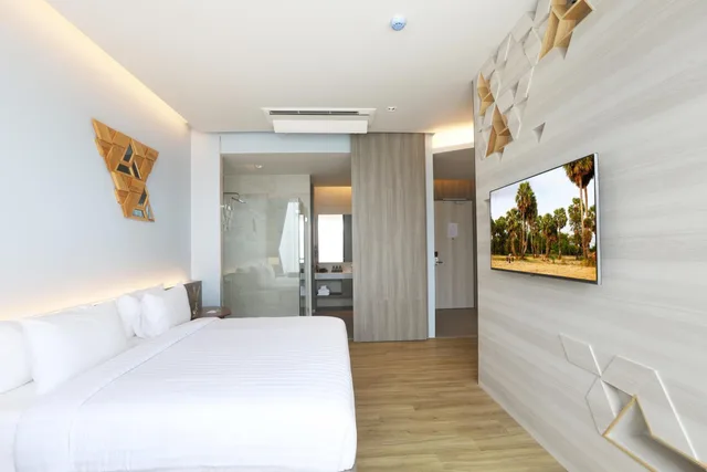 غرفة ديلوكس بشرفة، The Signature Hotel Airport 1/8