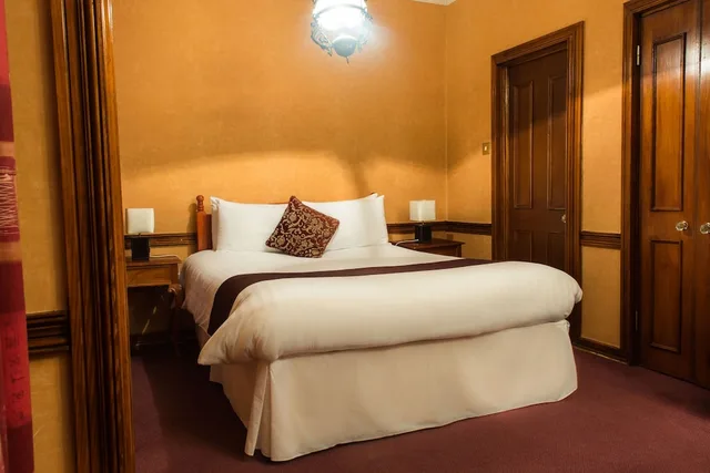 غرفة بسرير مزدوج، Russell Court 2/10