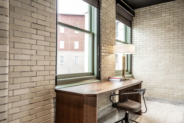 جناح لذوي الإعاقة، Bottleworks Hotel 6/6