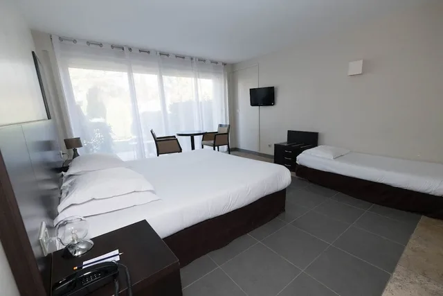 Room, Triple, 1 King and 1 Single Beds, Domaine de La Petite Isle 3/6