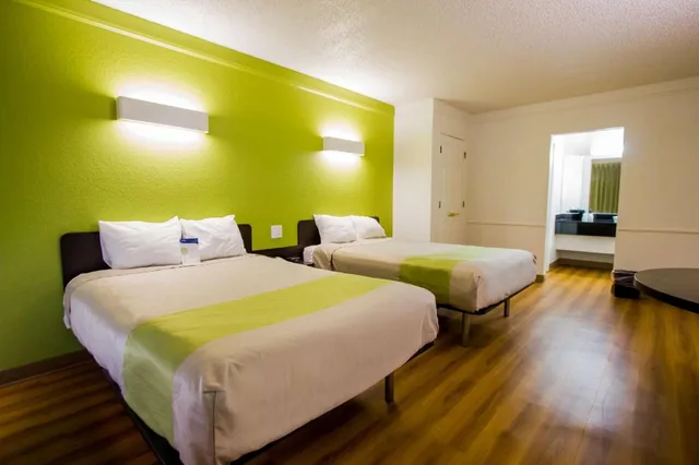 3 Full Beds - Non-Smoking، Motel6 Austin, TX - Midtown 4/9