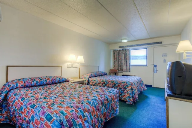 غرفة قياسية بسريرين مزدوجين، Motel6 Knoxville, TN - North 4/10