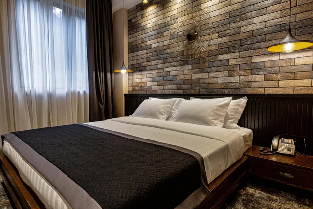 غرفة قياسية بسرير كينج مع أريكة، Hotel Adamo Tbilisi 2/4