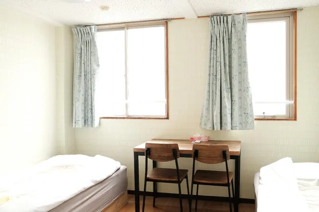 غرفة ثلاثية، Hotel Mikado 1/1