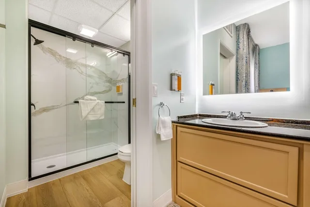 جناح بسرير كينج بإطلالة على المسبح مع أريكة، Quality Suites Downtown San Luis Obispo CA 7/8
