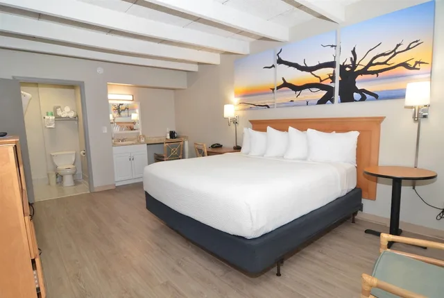غرفة بسرير كينج لذوي الإعاقة، Days Inn & Suites By Wyndham Jekyll Island 1/5