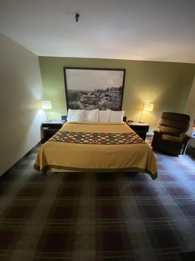 Room, King Bed, Smoking, Super 8 By Wyndham Metropolis 1/10