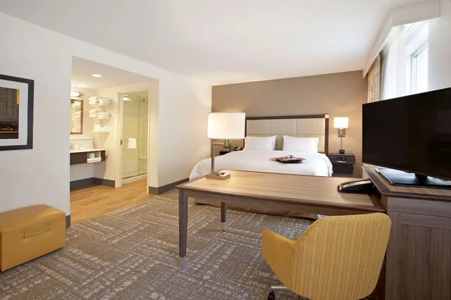 جناح استوديو بسرير كينج لذوي الإعاقة، Hampton Inn and Suites Minneapolis Downtown 2/3