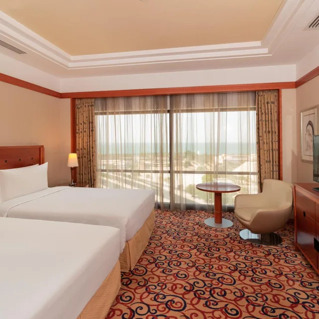 غرفة بريميوم بسريرين منفصلين بإطلالة على البحر مع دخول الصالة، Holiday Inn Kuwait 1/5