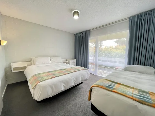 غرفة عائلية بسرير كوين وسريرين منفصلين بغرفة نوم واحدة بمطبخ صغير، Mt Eden Motel 1/5