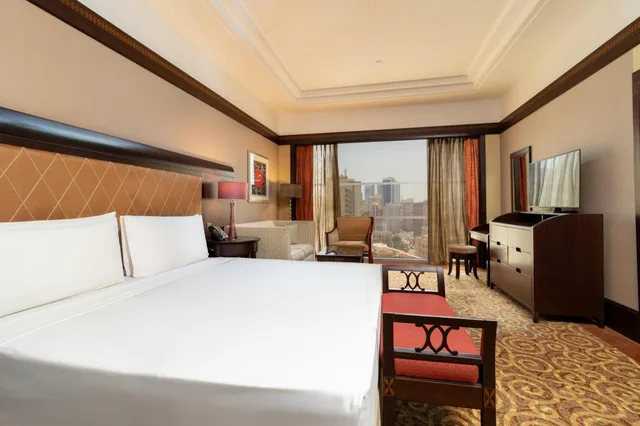 جناح بسرير كينج بإطلالة على المسبح بغرفة نوم واحدة مع دخول الصالة للمدخنين، Holiday Inn Kuwait 1/3