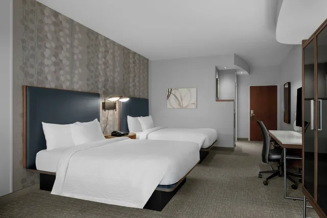 غرفة بسريرين كوين، Courtyard by Marriott Charlotte Airport North 3/8