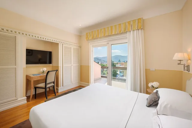 غرفة بريستيج بسرير كوين بإطلالة جزئية على البحر، Grand Hotel Bristol Resort and Spa 2/8