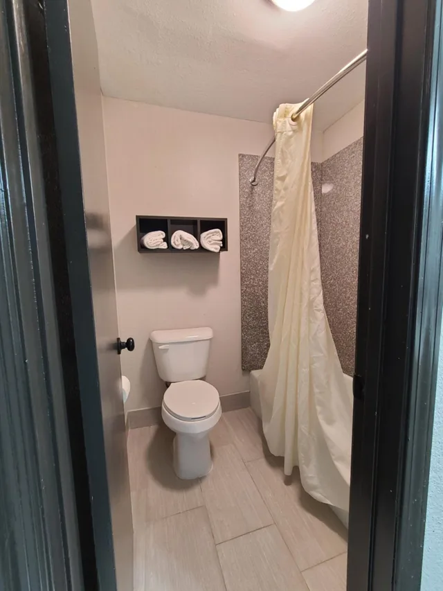 غرفة بسرير كينج للمدخنين، HomeStay Inn & Suites Russellville 3/5