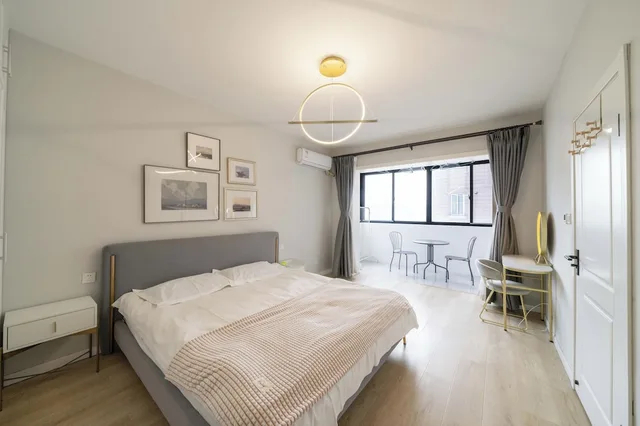 3 Bedrooms, Comfort, Apartment, 1 Double and 3 Queen Beds, Bathtub, Book and Bed-People's Square 1/10