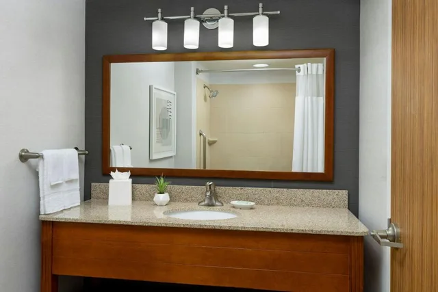 جناح بسرير كينج بغرفة نوم واحدة بغرفتين، Courtyard by Marriott Atlantic City Beach Block 3/4