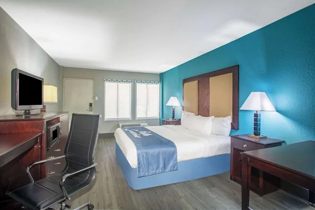 غرفة بسرير كينج، Days Inn By Wyndham Mobile I-65 1/1